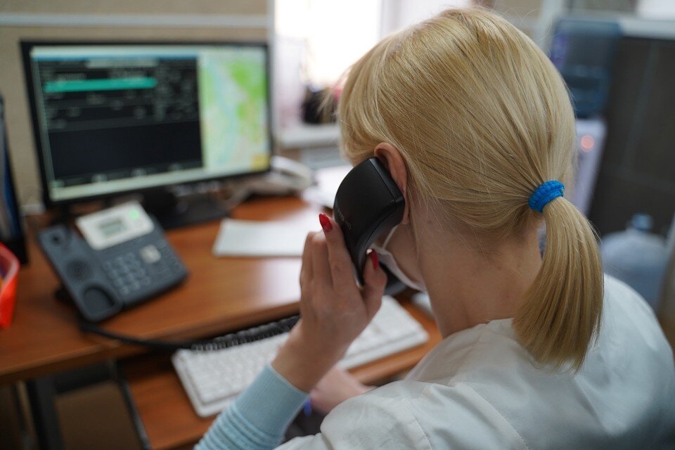     Пенисонерку передали сотрудникам скорой помощи