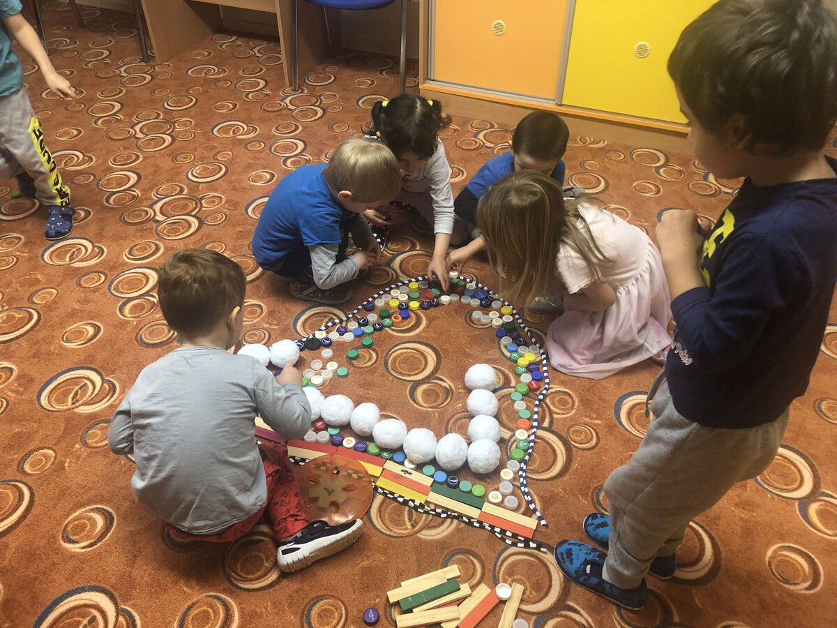 Фото из архива автора: в детском саду - декабрь 2021. Готовятся к праздникам. Мой сынуля в серой кофте и красных штанах