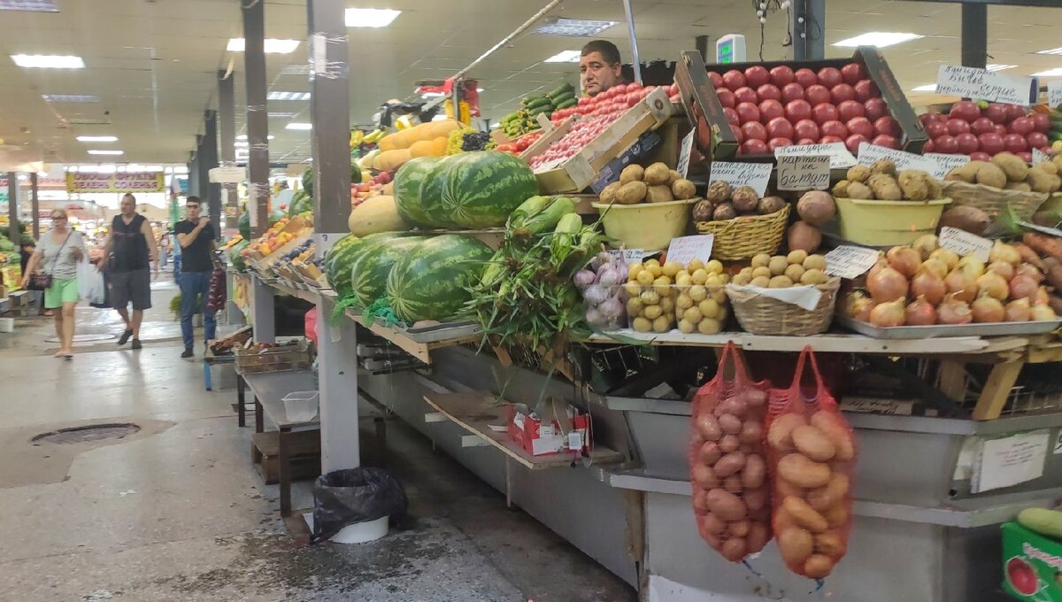 Один из продуктовых крытых рынков Петербурга. Фото моё, летнее.