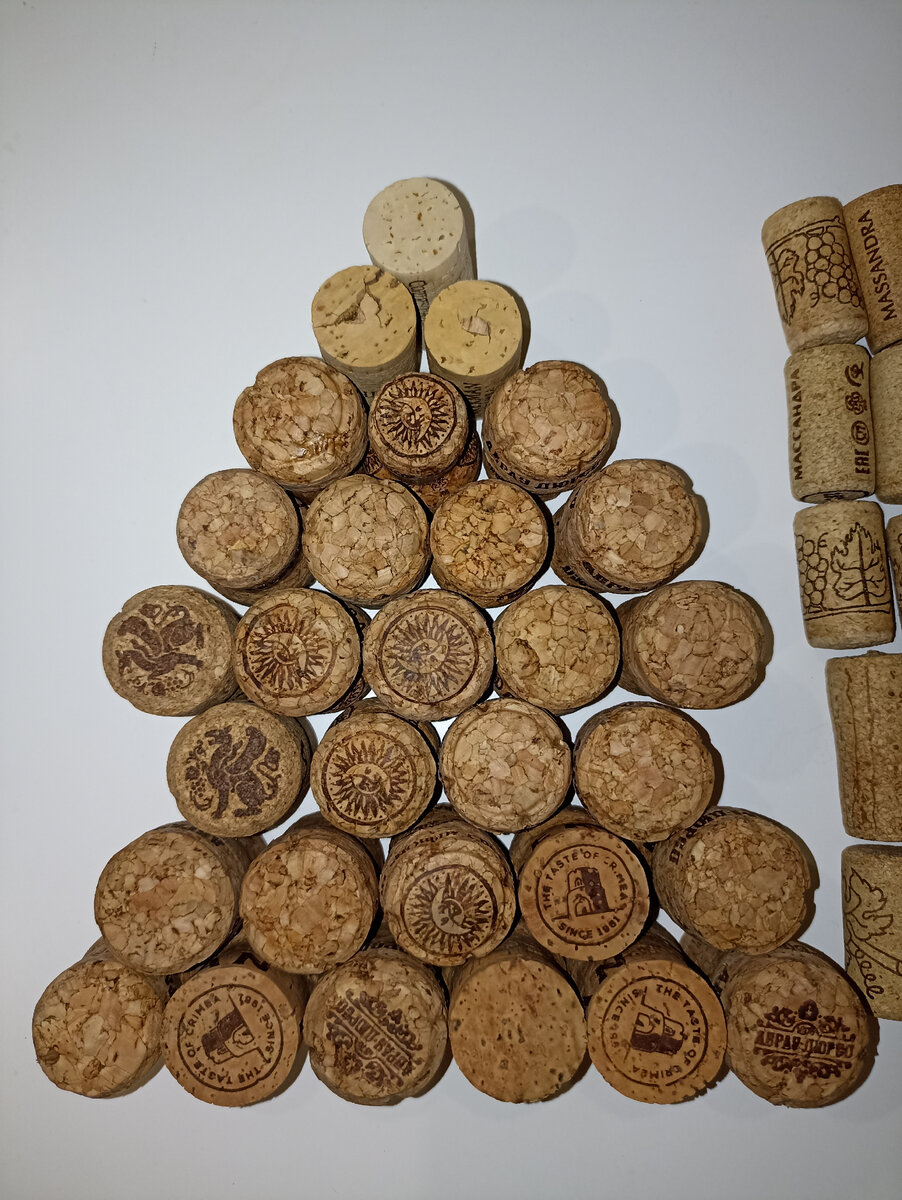 30 пробок требуется для такой маленькой елочки - пришлось пройтись по соседям в поисках недостающего количества "строительного материала"! )))