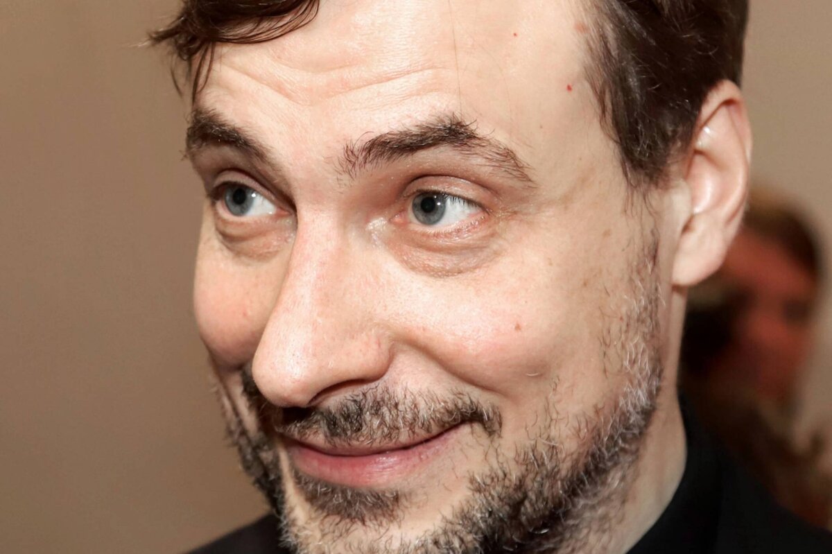     «Мои дети сказали, что я без грима крокодил»: Евгений Цыганов и другие звезды сыграли в новогоднем шоу