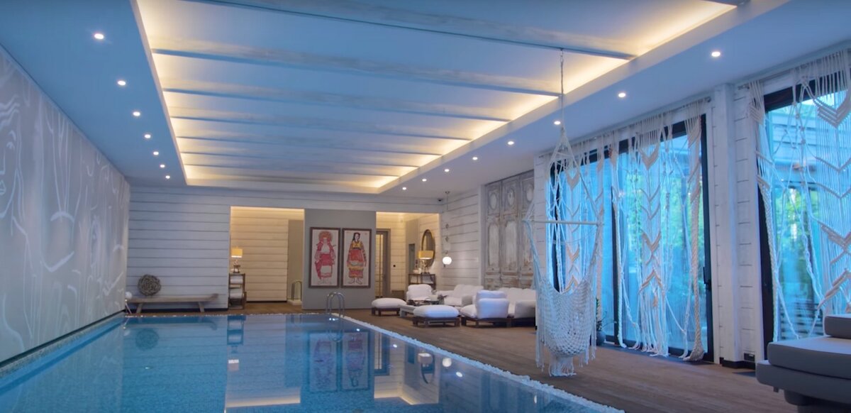    Бассейн в доме Ксении Собчак Фото: YouTube