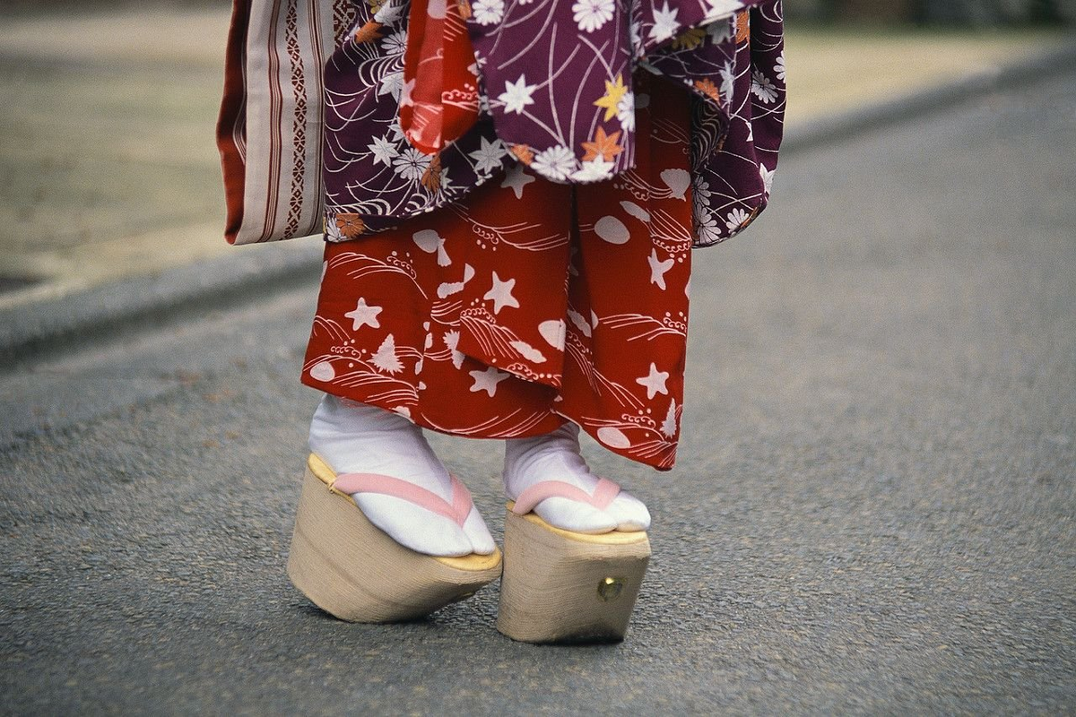 Японские туфли на деревянной платформе как называются