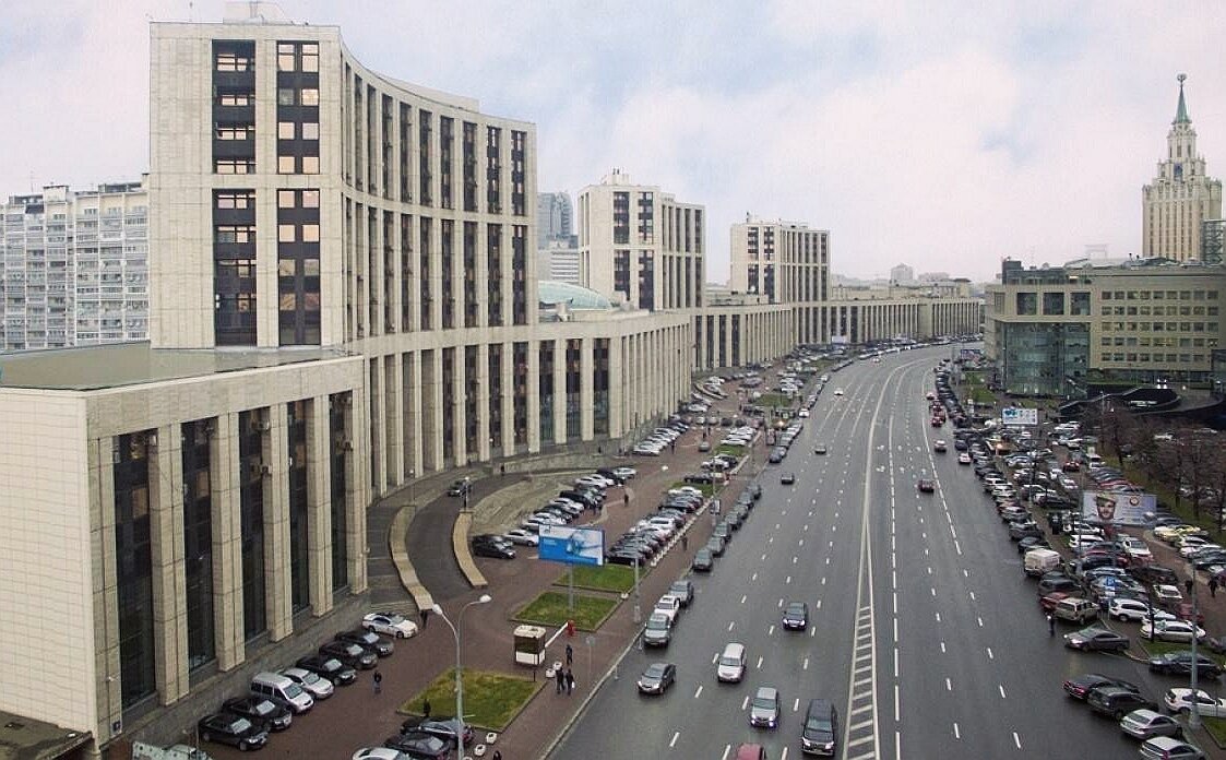 На каких широких и длинных столичных улицах не встретишь автобусы и трамваи?