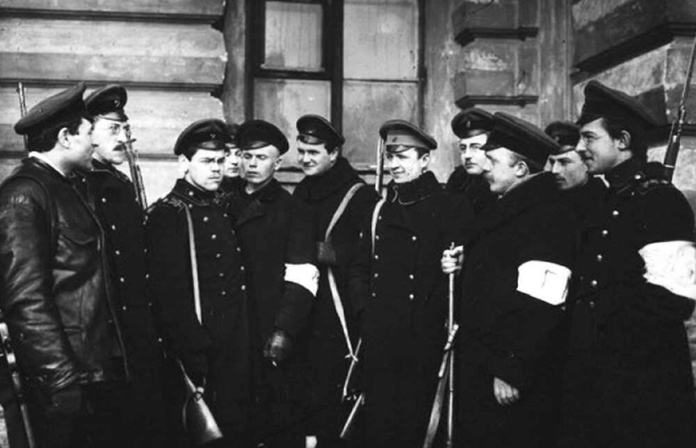 Студенты технологического института в 1917 году. Они будут охранять покой граждан. Хорошие ребята. Но жалко их. Им бы опыта ещё поднабраться.