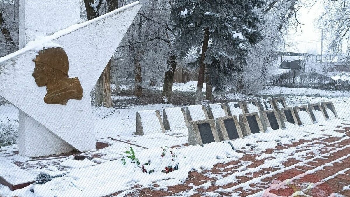     Кадры с погасшим пламенем на братской могиле воинов-земляков, расположенной в станице Подгорной, разместили подписчики в социальных сетях.
