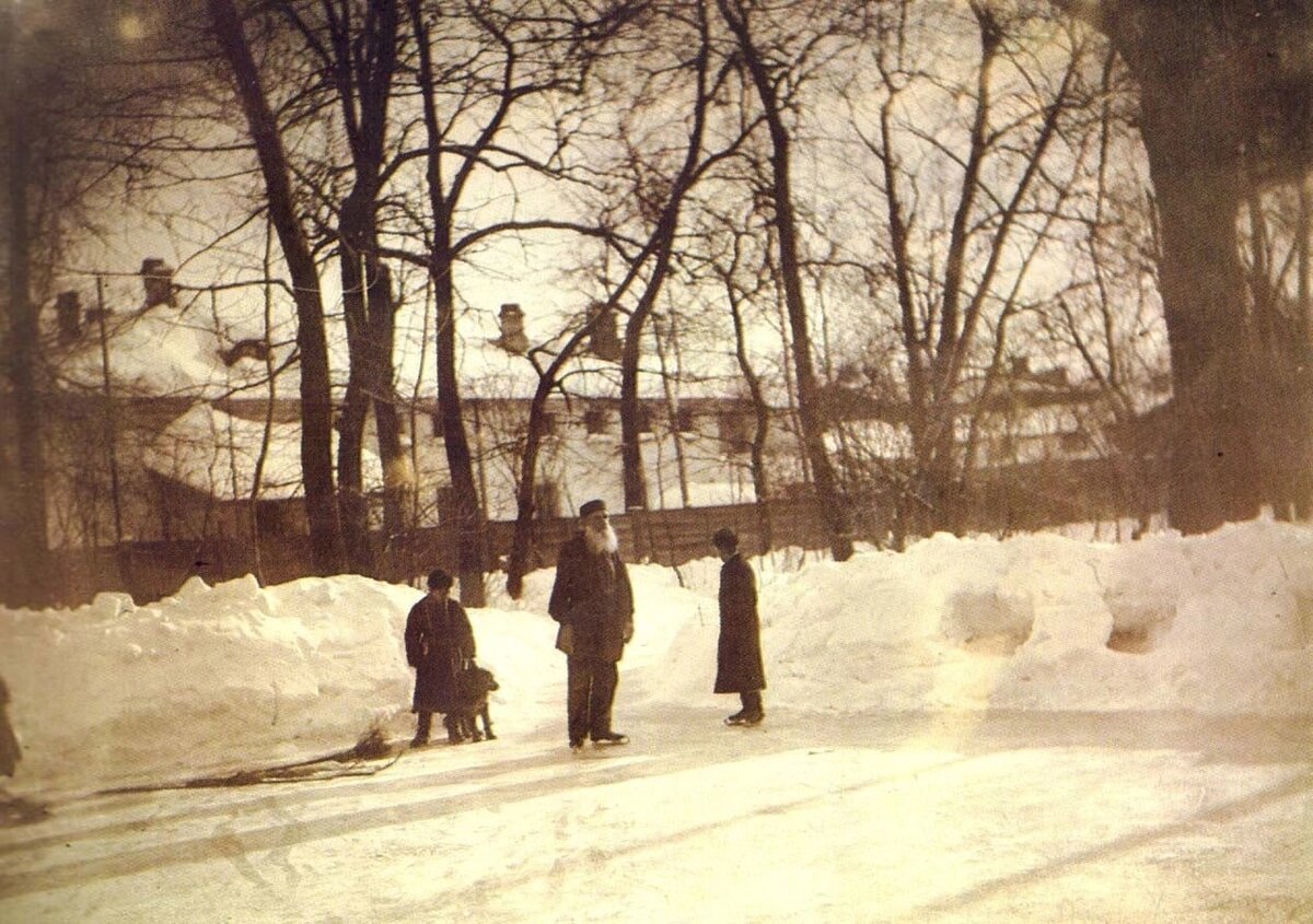 1898 год. Лев Толстой на катке в Хамовниках.