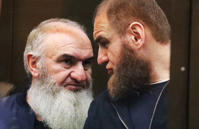    Бывший советник гендиректора «Газпром межрегионгаз» Рауль Арашуков (слева) и его сын экс-сенатор от Карачаево-Черкесской Республики Рауф Арашуков, обвиняемые в создании преступного сообщества во время оглашения приговора в Мосгорсуде.Софья Сандурская/АГН «Москва»