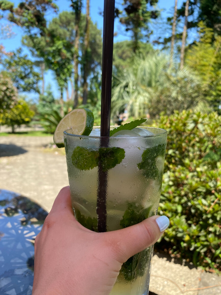 Алкогольный мохито из бара отеля "Kolkhida Resort & Spa Hotel 5*" (около 400 р.)