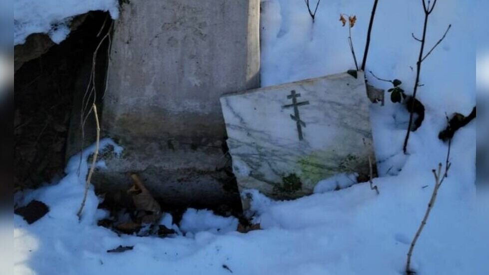     Общественники и чиновники обменялись взглядами и пришли к выводам по проблемам застройки старинного кладбища в Кисловодске. В подробностях разбирался NewsTracker.