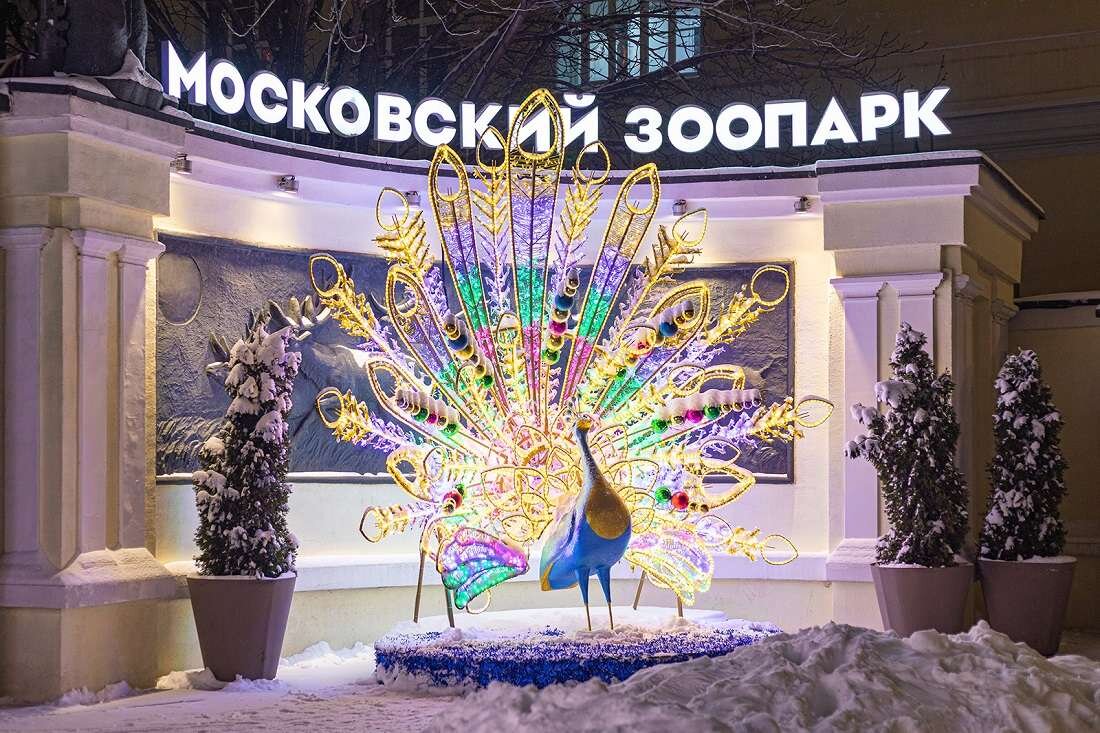  В Новогодние выходные в Москве можно успеть полюбоваться сверкающим декором, сделать памятные фото в световых тоннелях и погулять на центральных улицах под небом из гирлянд.-2