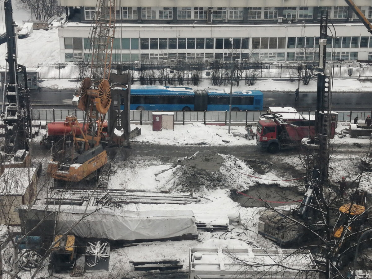 📷 2: Активно ведётся возведение стены в грунте для последующего раскрытия котлована, бурятся скважины под водопонижение. С площадки систематически вывозится извлекаемый грунт. 