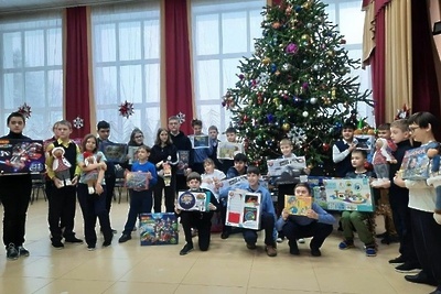    Дети с подарками © Пресс-служба Министерства государственного управления, ИТ и связи Московской области
