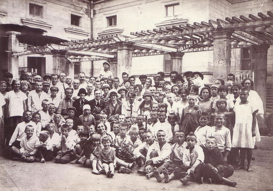 Школа-колония "Красные зори" в Михайловке. 1926 г. Фото: М. Золотарёв
