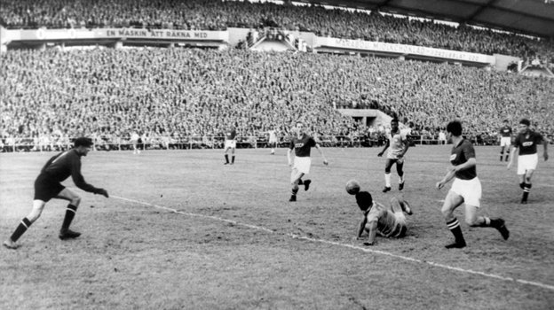    Пеле (на заднем плане) участвует в атаке, завершившейся голом в ворота Льва Яшина.