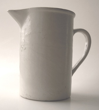 Фарфоровая кружка. Встречал также название "стакан с ручкой", а ещё "мензурка". В недоумении…