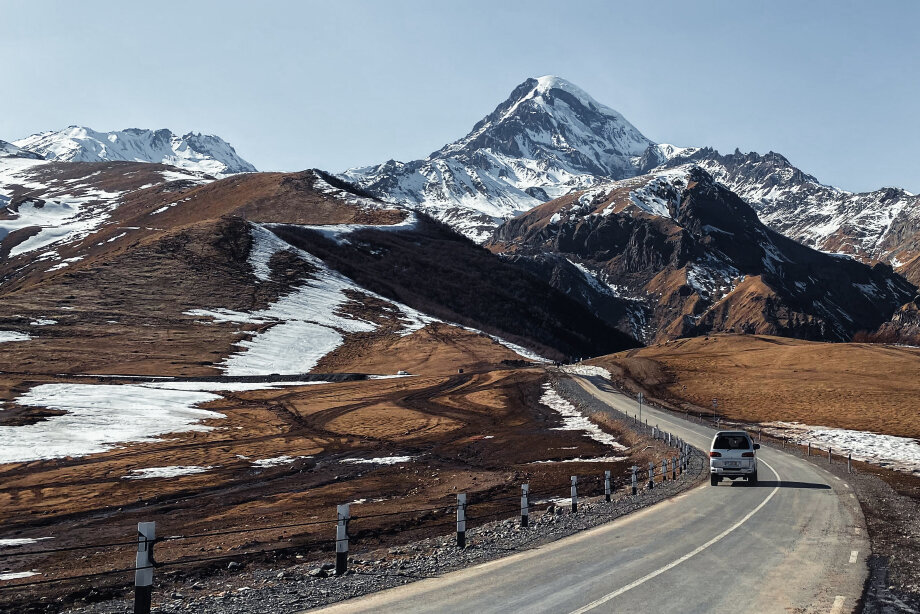 Через Грузию в Россию ввозятся как подержанные машины, так и премиальные автомобили из США. Фото: Alexander Popovkin/Unsplash