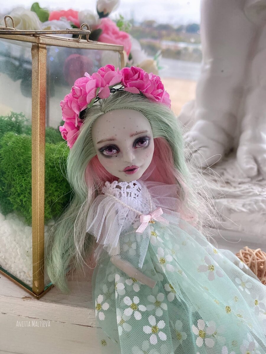 Личико смотрится слишком ярким на фоне нежного платья