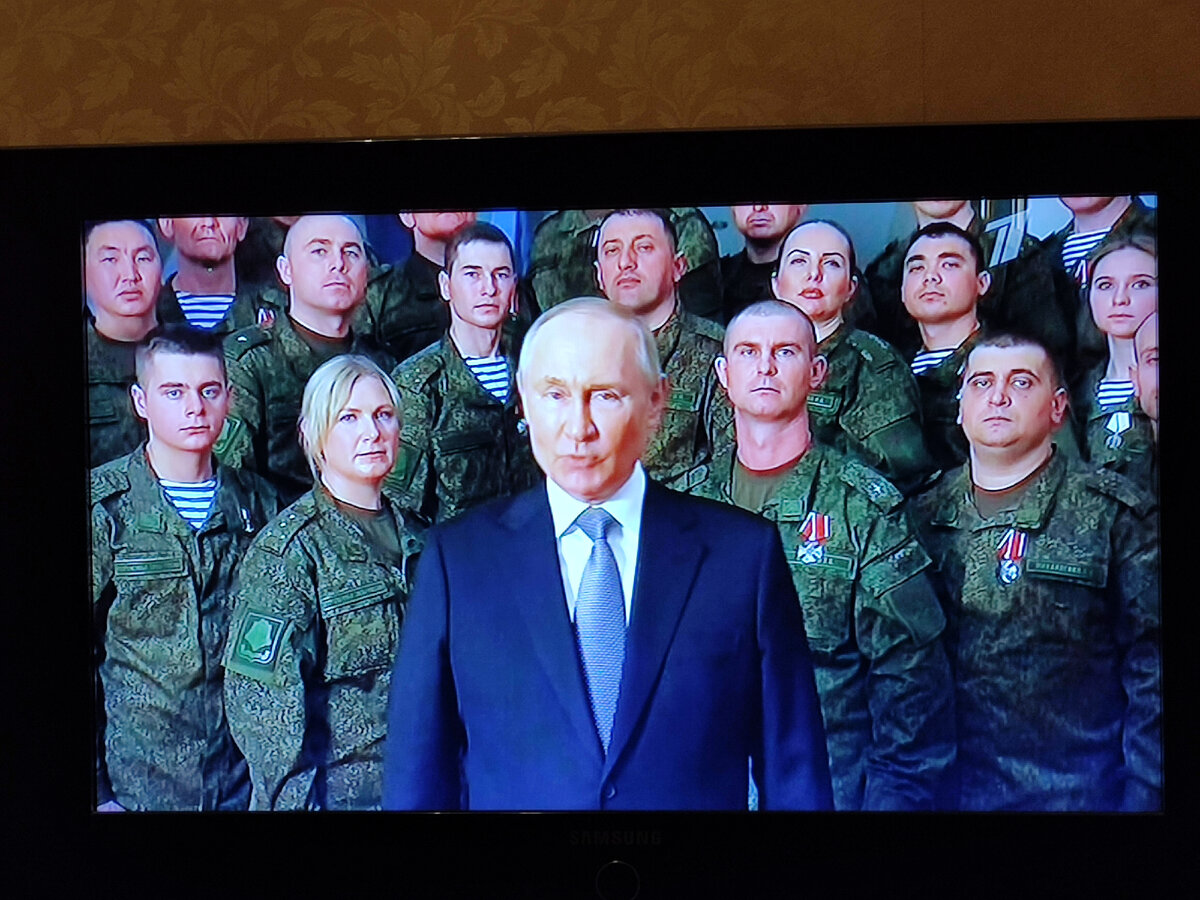 Фото путина с военными в новогоднюю ночь