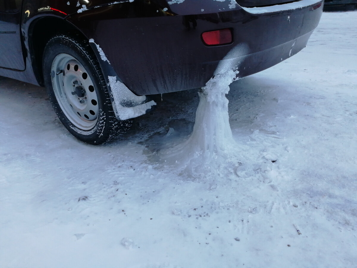 Последствия постоянных автозапусков авто. Владелец отечественного авто, в кураже праздников, забыл выйти и хотя бы "прогазовать", очистить глушитель от конденсата. Как думаете, что будет с автомобилем дальше?