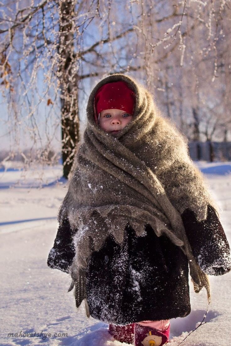 Укутанный ребенок зимой