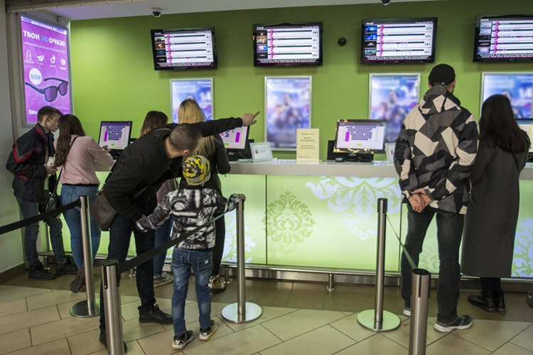  «После кассовых сборов половина денег уходит кинотеатрам, а еще 10–20 процентов — дистрибьюторам и прокатчикам. То есть фильм с условным бюджетом в миллион рублей должен собрать в прокате минимум 2,1 миллиона» Фото: «БИЗНЕС Online»