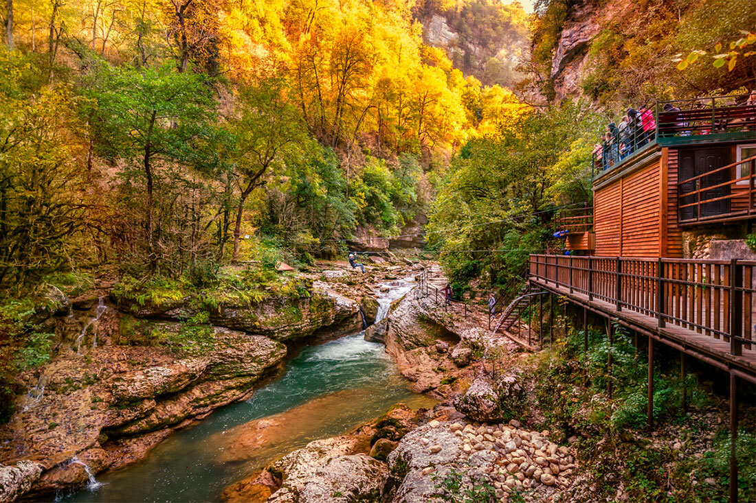 Гуамское ущелье. Кафе на берегу р. Курджипс (фото из открытых источников).