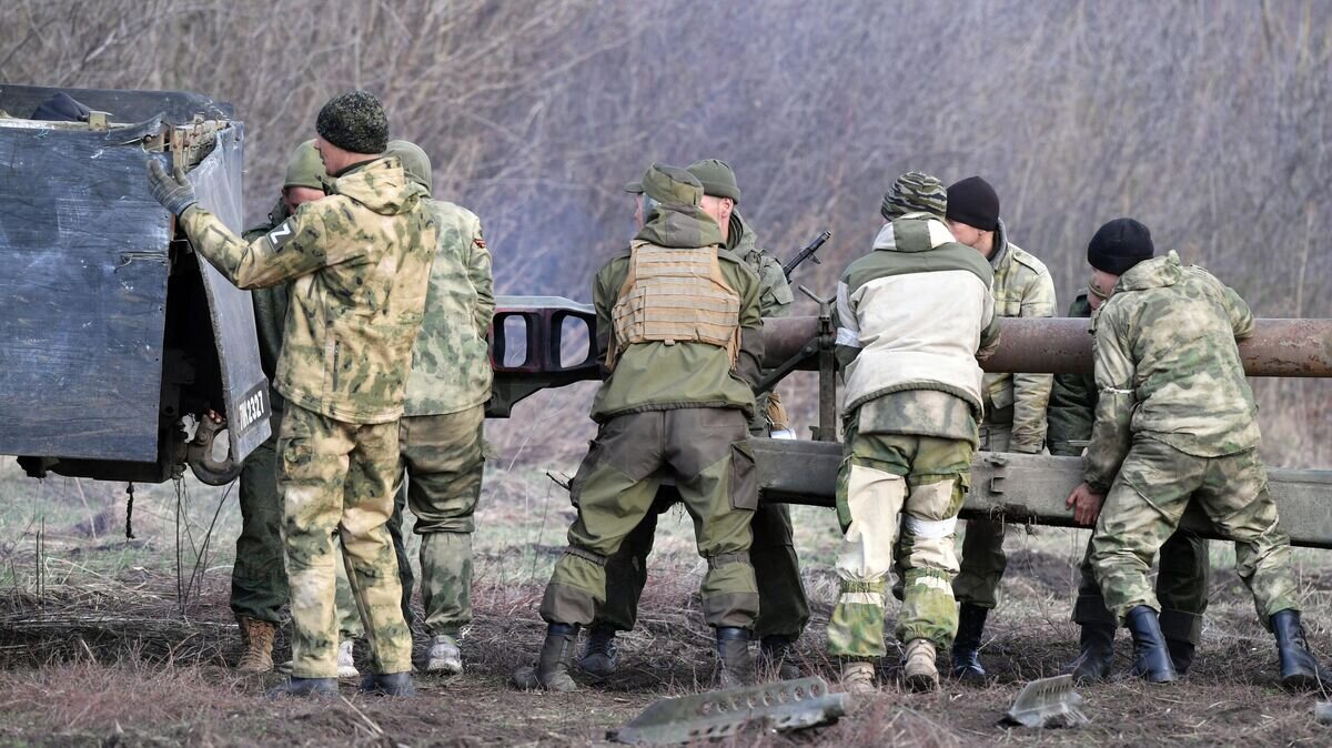    Артиллеристы НМ ЛНР устанавливают орудие на позиции в Луганской области© РИА Новости / Виктор Антонюк