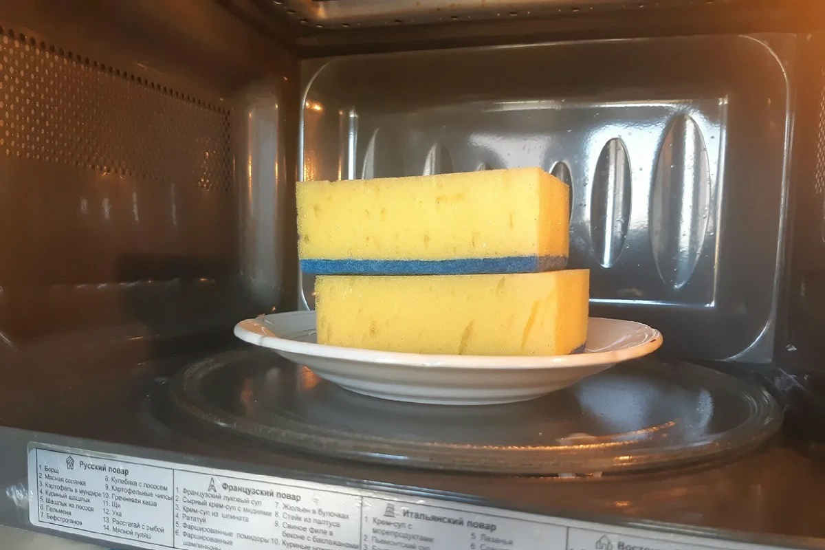 Toda ama de casa lo sabe: para mantener la cocina limpia, ordenada y siempre fragante, es necesario cambiar las esponjas y las toallas con frecuencia.-4