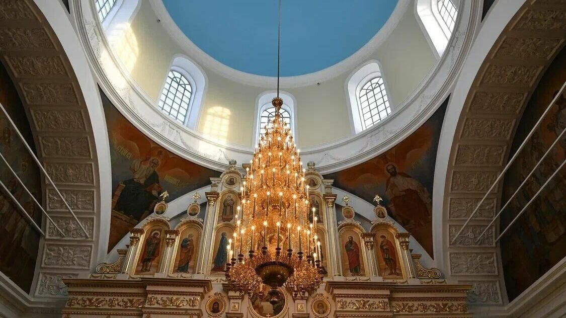     Несколько лет там шла реставрация.