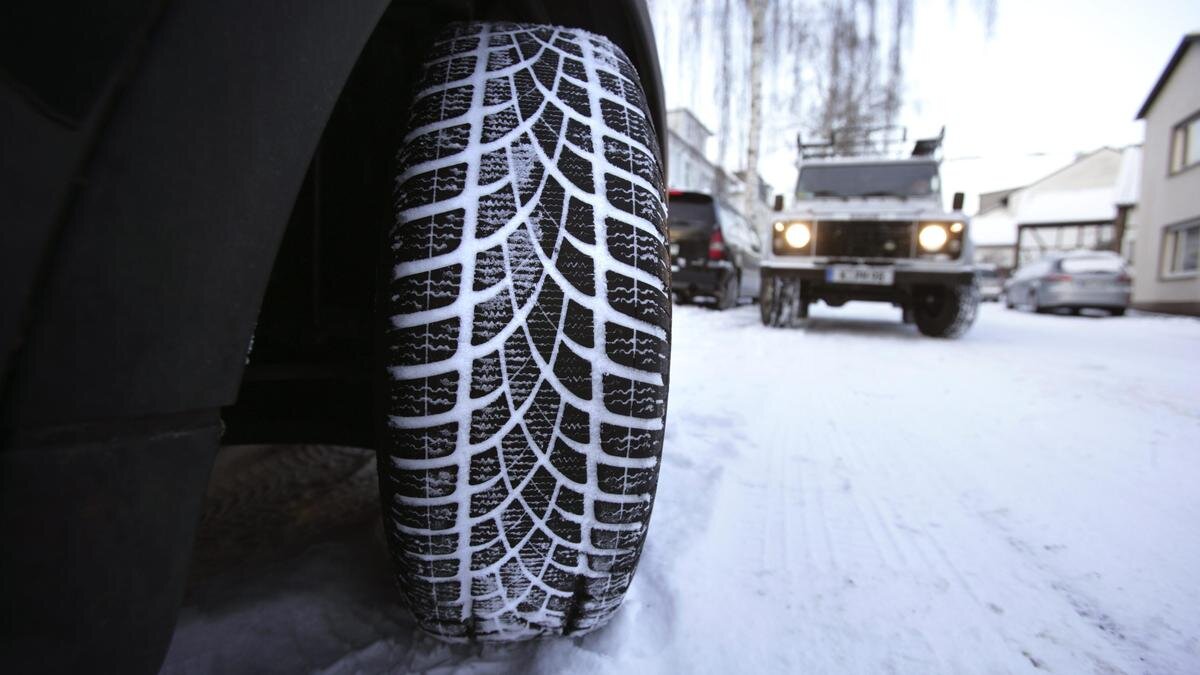    Машина едет в снегу:Ulrich Baumgarten / Contributor / Getty Images