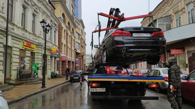     В Кисловодске продолжается эвакуация автомобилей, которые припарковали с нарушением, сообщил сити-менеджер Евгений Моисеев.