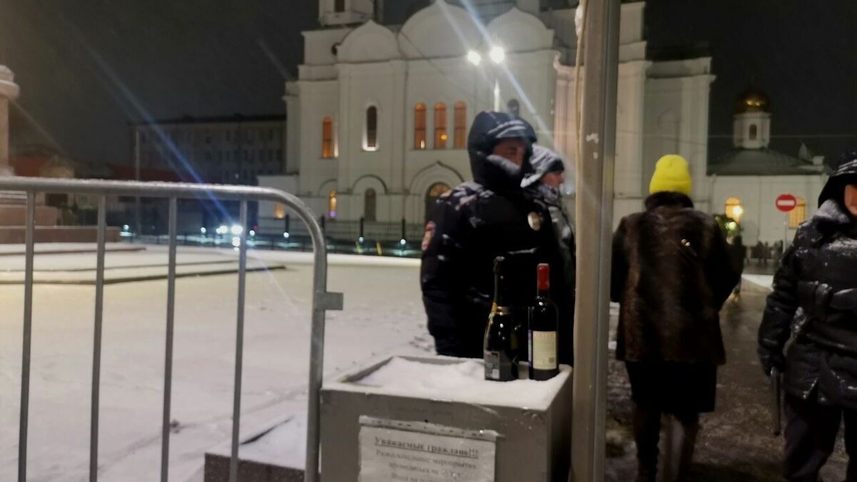     Несколько человек попытались пронести на службу в Ростовский кафедральный собор Рождества Пресвятой Богородицы алкогольные напитки, об этом корреспонденту RostovGazeta рассказала ростовчанка Наталья Матвеева.