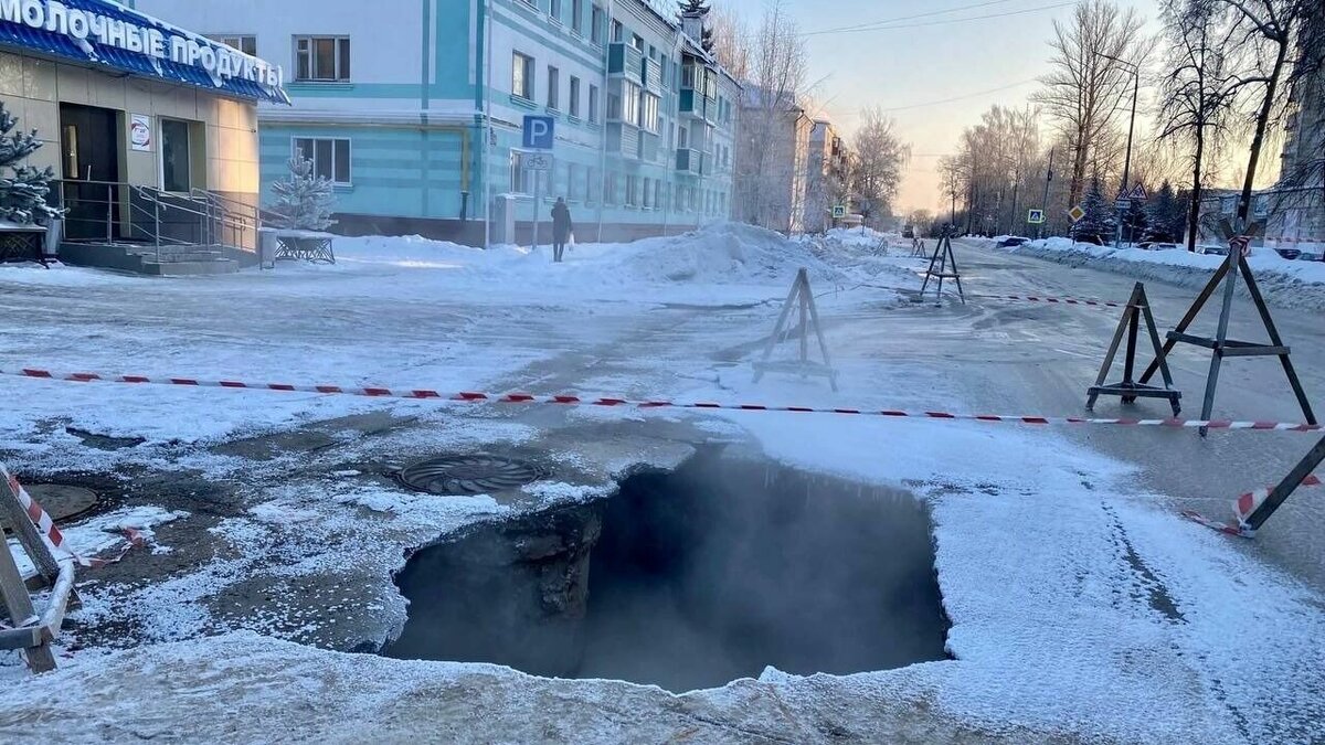     В Зеленодольске недалеко от местного молочноперабатывающего комбината под землю провалилась часть асфальта. Об этом жители сообщили в своем Telegram-канале.