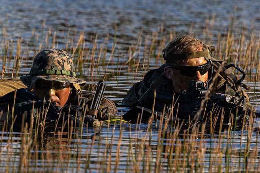 Морские пехотинцы США во время военных учений на Окинаве - Фото: Lance Cpl. Manuel Alvarado/Zuma\TASS