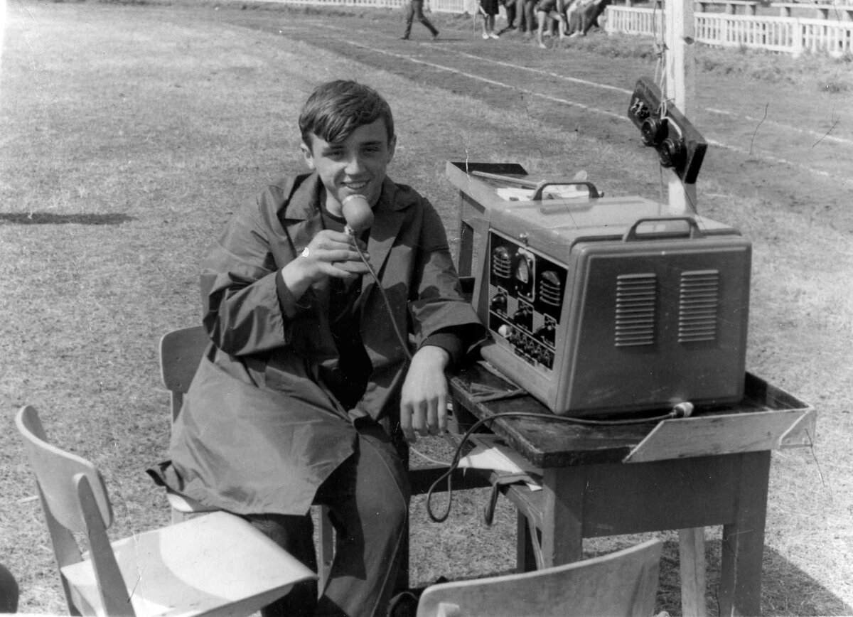 Старое фото из прошлого. Молодой человек позирует на фоне, как раз таки 50-ки раннего выпуска. А почему позирует? все просто! спортивное мероприятие или еще не началось или  уже закончилось, т.к. агрегат находиться в выключенном состоянии. 