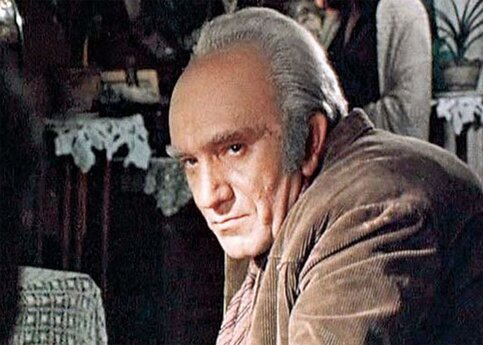 Армен Джигарханян в ролди Горбатого в фильме "Место встречи изменить нельзя" (1979). Реж. С. Говорухин