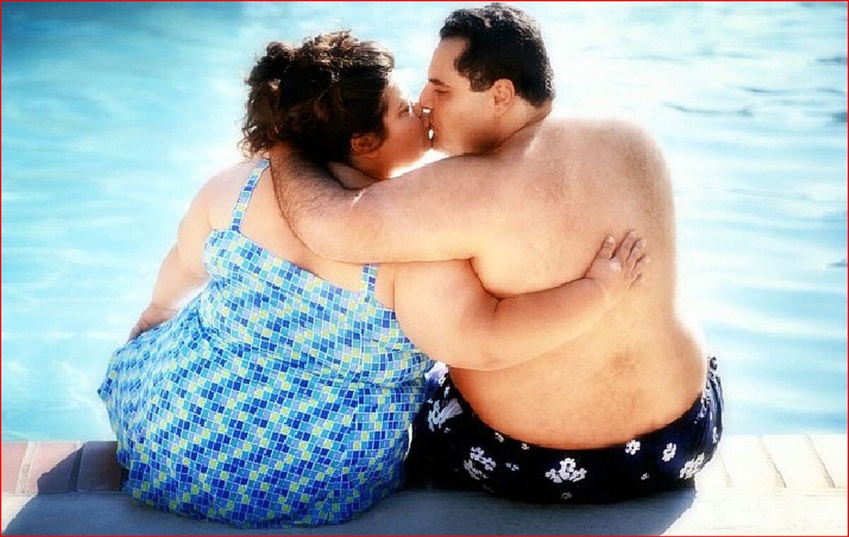 Семейное толстая жена. Пара с ожирением. Толстяк на девушке на пляже.