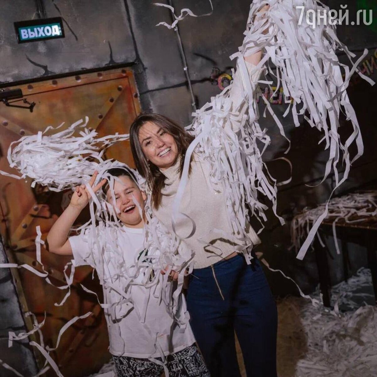    Агата Муцениеце с сыном Социальные сети