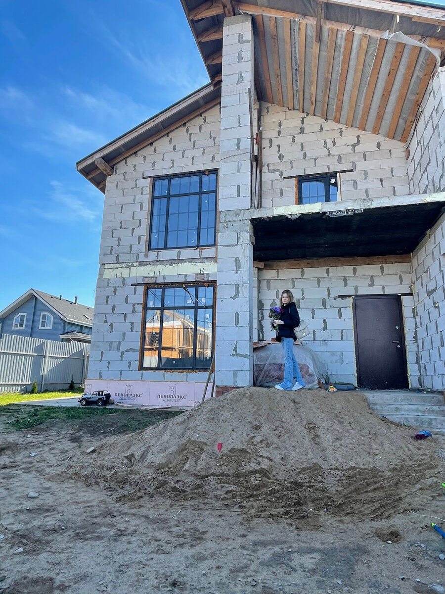 Коробка с крышей и окнами