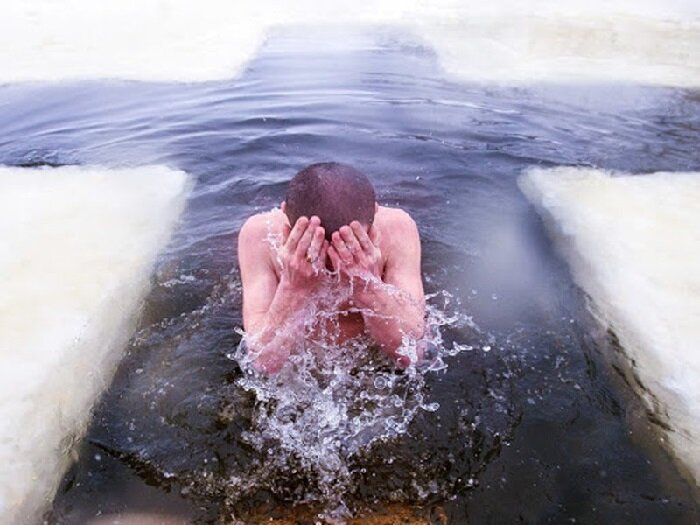 Фото Окунание в священную воду на Крещение Господне 19 января.
