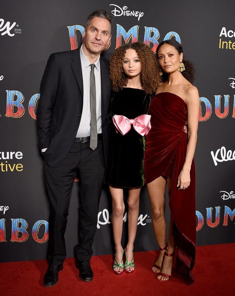 Нико Паркер с родителями на премьере фильма "Дамбо" (фото: Getty Images)