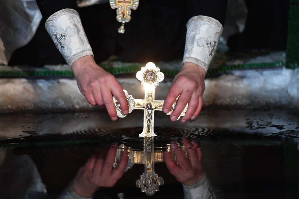     Освящение воды перед началом крещенских купаний. Иван МАКЕЕВ