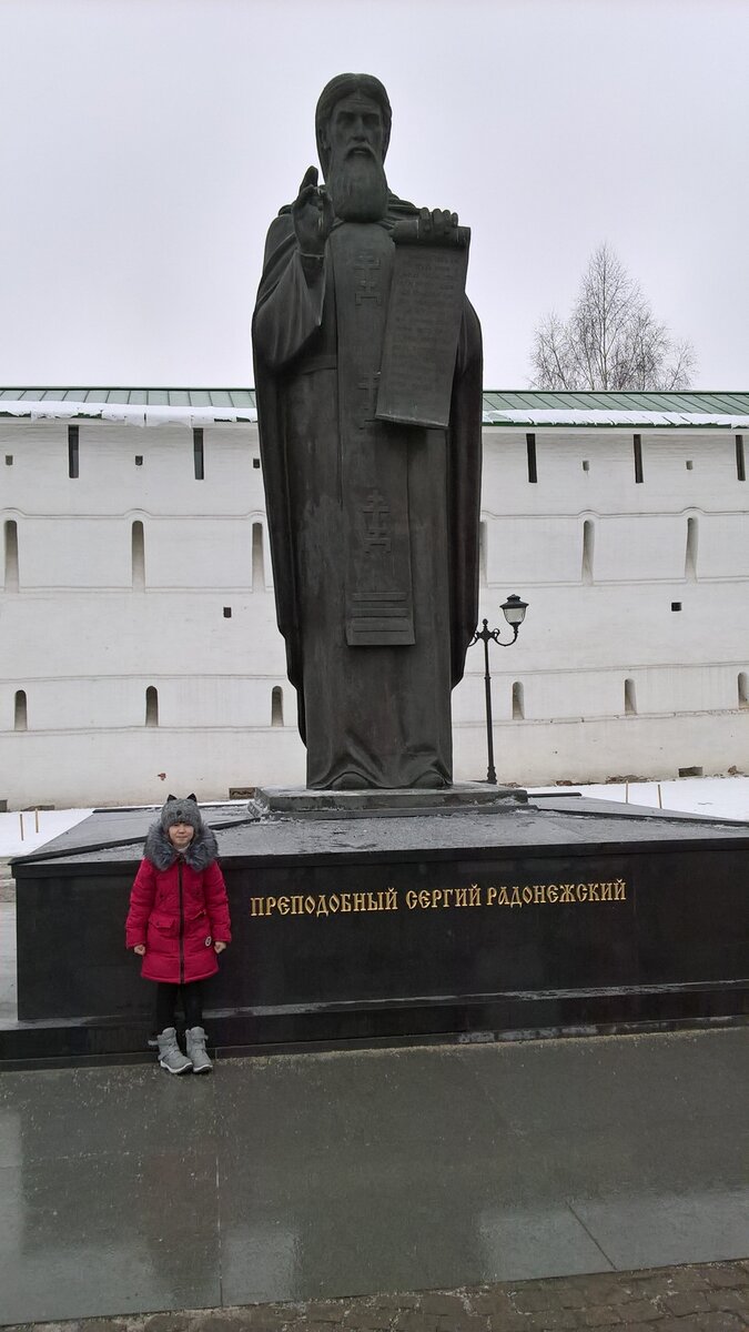 Батюшка Сергий встречает и благословляет всех приезжающих к нему в гости