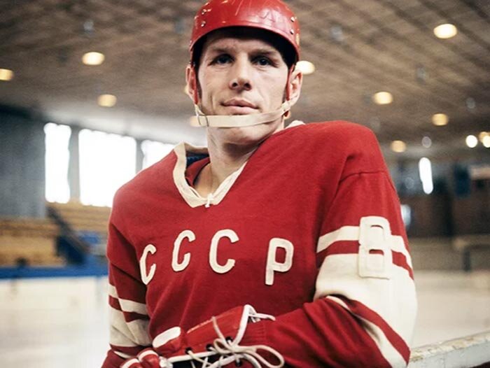 Спартак и сборная СССР по хоккею. Почему Старшинов первый снайпер отечественного хоккея? Канал истории спорта приветствует всех, кто любит спорт, в частности хоккей, особенно хоккей России и СССР. Ему рукоплескали стадионы всего мира. Его знала вся страна, кумир миллионов болельщиков и легенда ХК Спартак - Вячеслав Старшинов. И да Старшинов участник Суперсерии 72 СССР Канада. Правда, что он мечтал сыграть с игроками НХЛ? Какой вечный мировой рекорд принадлежит Старшинову? Что говорил про нападающего Анатолий Тарасов? Старшинов и братья Майоровы. Сколько голов забил Вячеслав Иванович за Спартак и сборную? Надеюсь и на дальнейшую вашу поддержку в комментариях, лайками и подписками. Вы лучшие, а мы начинаем.