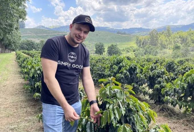 Денис на плантации в Минас-Жерайс. Этим кофейным деревьям три года.