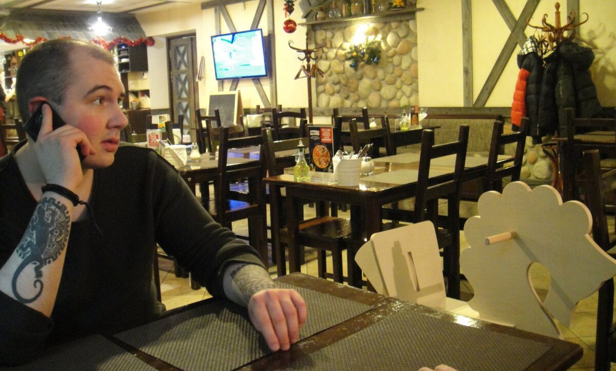 Слева я болтаю по телефону, справа стоит мой транспорт