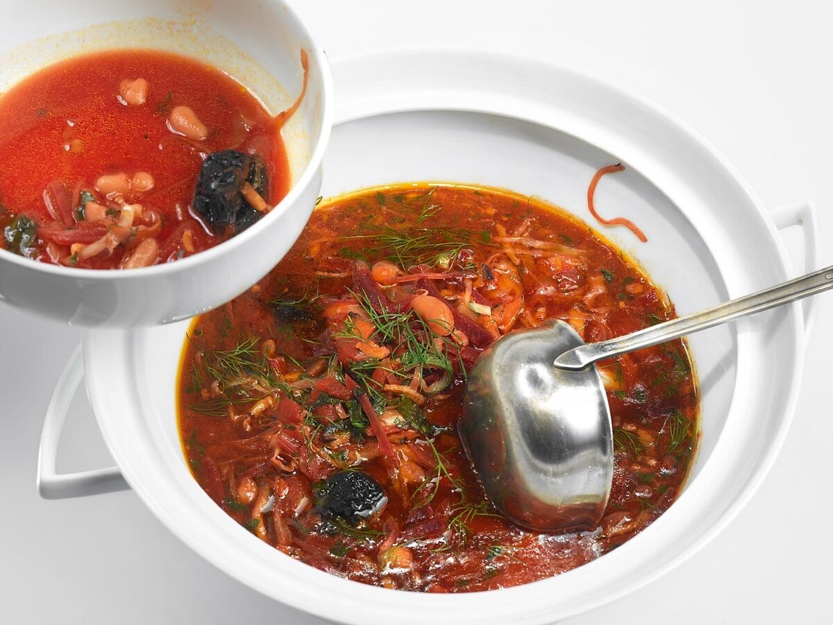    Борщ с черносливом, фасолью и копченой грудинкой