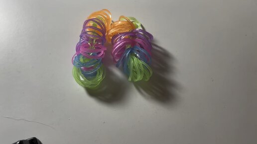 Простой брелок из резинок Rainbow Loom Bands - видео