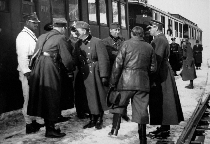 Польские и венгерские офицеры на новой линии общей границы, образовавшейся после оккупации Венгрией восточной Словакии. Ноябрь 1938 года.